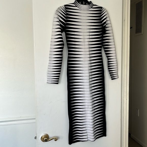 SHE'S SO CHIC KNIT MAXI DRESS - Picture 1 of 7